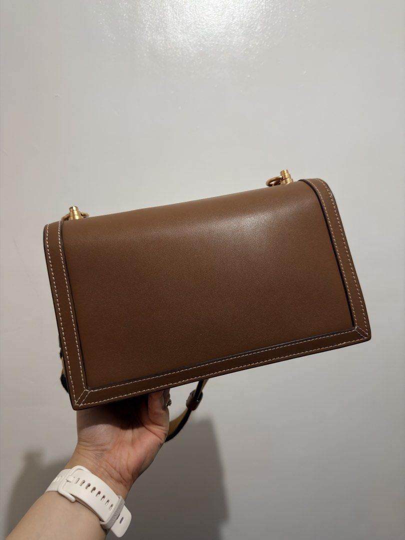 Tory Burch Brown Leather Shoulder Bag (Category: Luxury Bags & Wallets) located in Quezon City. Submitted by fanchangyuu (Listing ID 1445009288, Image 2). Description: - Genuine brown leather shoulder bag - Elegant gold hardware details - Neat stitching around the edges - Luxurious suede interior lining - Versatile chain strap - Ideal for everyday wear or special events - Ample interior space for your essentials Shipping from Las Piñas .