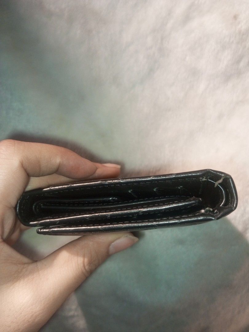 Trifold wallet LV black patent leather (Category: Luxury Bags & Wallets) located in Taguig. Submitted by agenttin (Listing ID 1444764700, Image 3). Description: ukay.