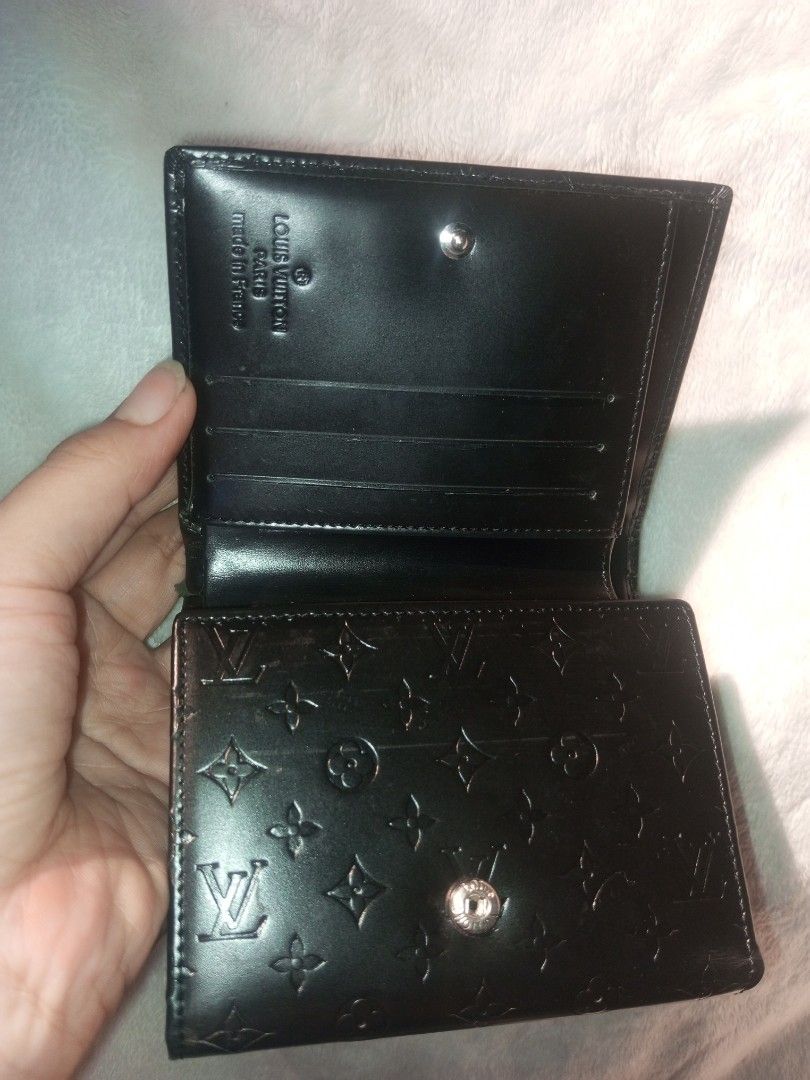 Trifold wallet LV black patent leather (Category: Luxury Bags & Wallets) located in Taguig. Submitted by agenttin (Listing ID 1444764700, Image 2). Description: ukay.