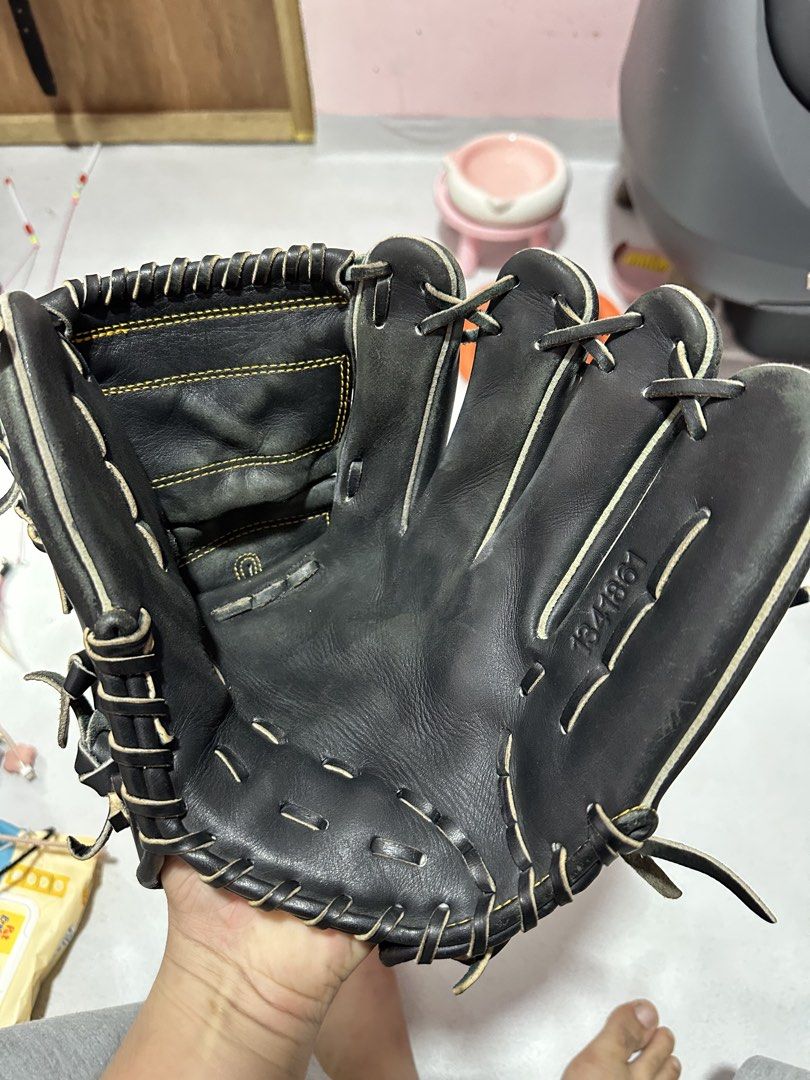 Under Armour Baseball Glove Black Yellow (Category: Other Sports Equipment and Supplies) located in Antipolo. Submitted by halalam_776 (Listing ID 1445036555, Image 2). Description: - Black and yellow Under Armour baseball glove - Leather in good shape - Laces intact - Ready for your next game! RARE BASEBALL GLOVE UNDER ARMOUR SEARCH A SECOND HAND TO EBAY AND OTHER SITES THERE A FEW UNDER ARMOUR BUT MOSTLY RARE IN THE PHILIPPINES..