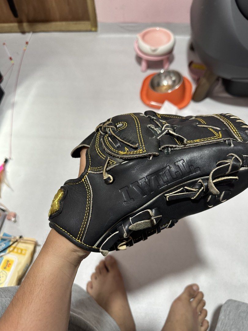 Under Armour Baseball Glove Black Yellow (Category: Other Sports Equipment and Supplies) located in Antipolo. Submitted by halalam_776 (Listing ID 1445036555, Image 3). Description: - Black and yellow Under Armour baseball glove - Leather in good shape - Laces intact - Ready for your next game! RARE BASEBALL GLOVE UNDER ARMOUR SEARCH A SECOND HAND TO EBAY AND OTHER SITES THERE A FEW UNDER ARMOUR BUT MOSTLY RARE IN THE PHILIPPINES..