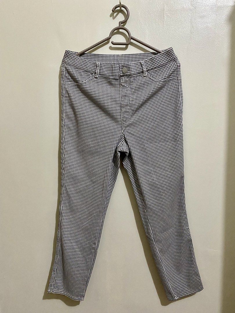Uniqlo Houndstooth Cropped Pants XL (Category: Other Bottoms) located in Pasig City. Submitted by tesoritos.ph (Listing ID 1444975051, Image 1). Description: - Uniqlo Houndstooth Pants - Size: XL - Fabric: Stretchy for comfort - Style: Perfect for casual or work outfits - Waist: 15 inches, length from back waistband to bottom: 34 inches.