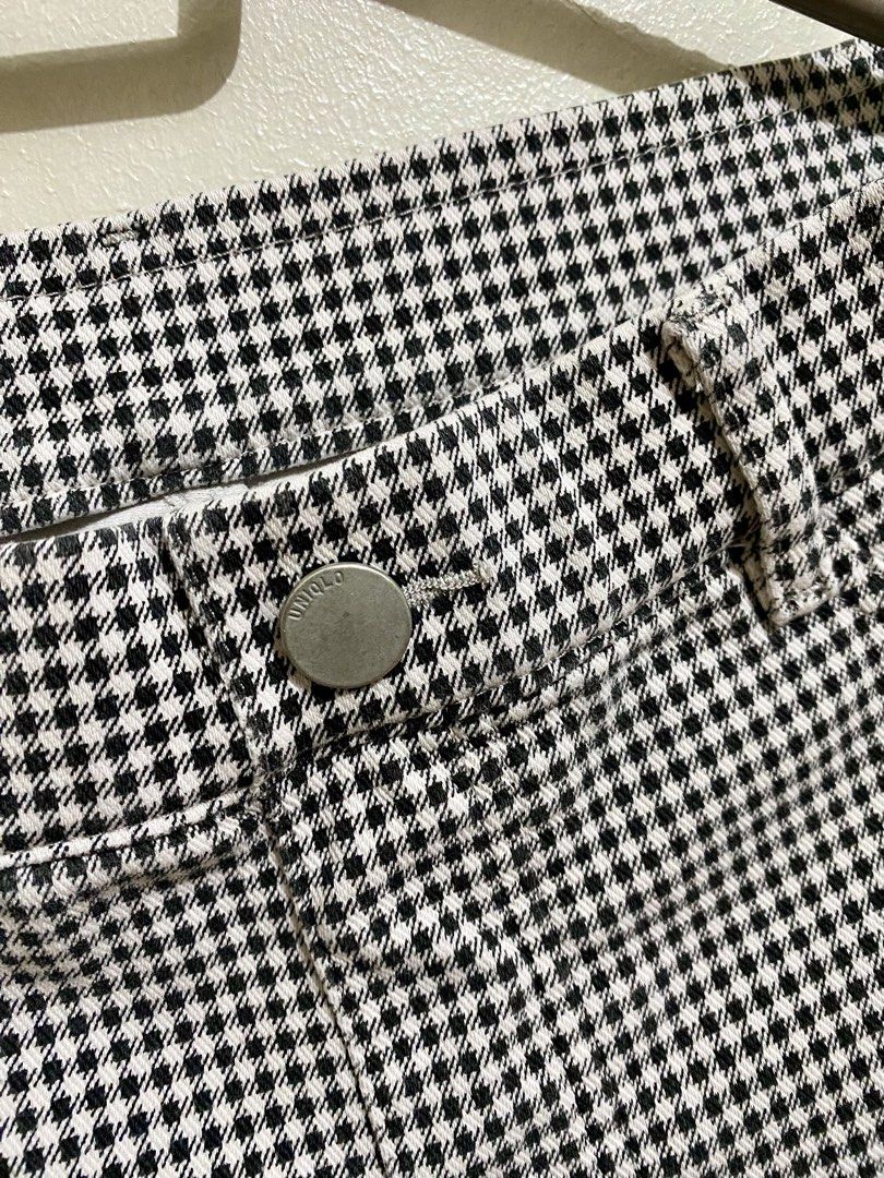 Uniqlo Houndstooth Cropped Pants XL (Category: Other Bottoms) located in Pasig City. Submitted by tesoritos.ph (Listing ID 1444975051, Image 2). Description: - Uniqlo Houndstooth Pants - Size: XL - Fabric: Stretchy for comfort - Style: Perfect for casual or work outfits - Waist: 15 inches, length from back waistband to bottom: 34 inches.