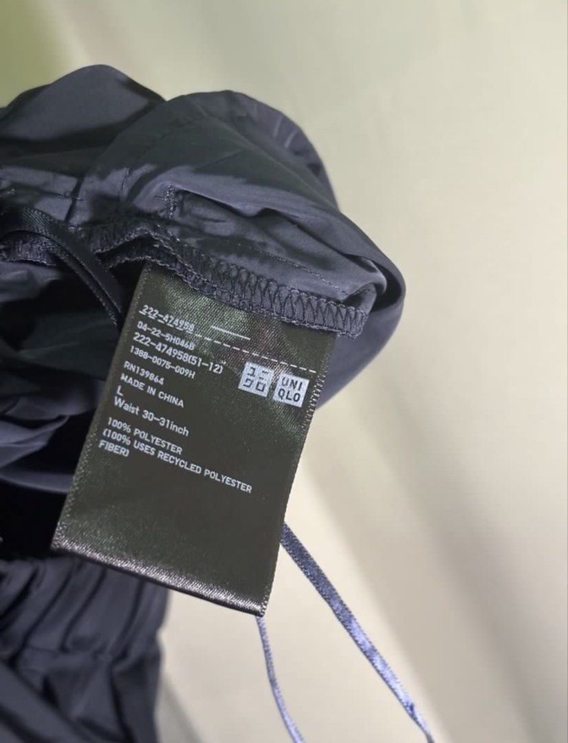 Uniqlo Pleated Black Skir (Category: Skirts) located in Manila. Submitted by ayan123456 (Listing ID 1444865092, Image 3). Description: L on tag.