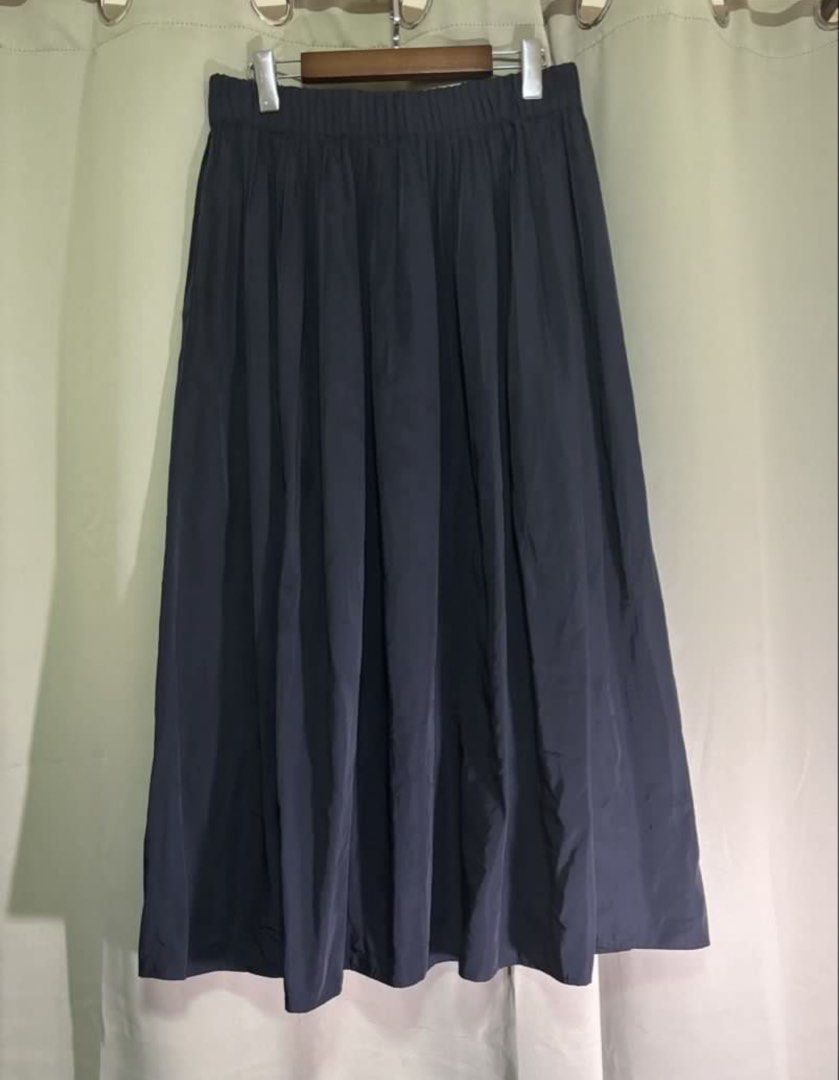 Uniqlo Pleated Black Skir (Category: Skirts) located in Manila. Submitted by ayan123456 (Listing ID 1444865092, Image 1). Description: L on tag.