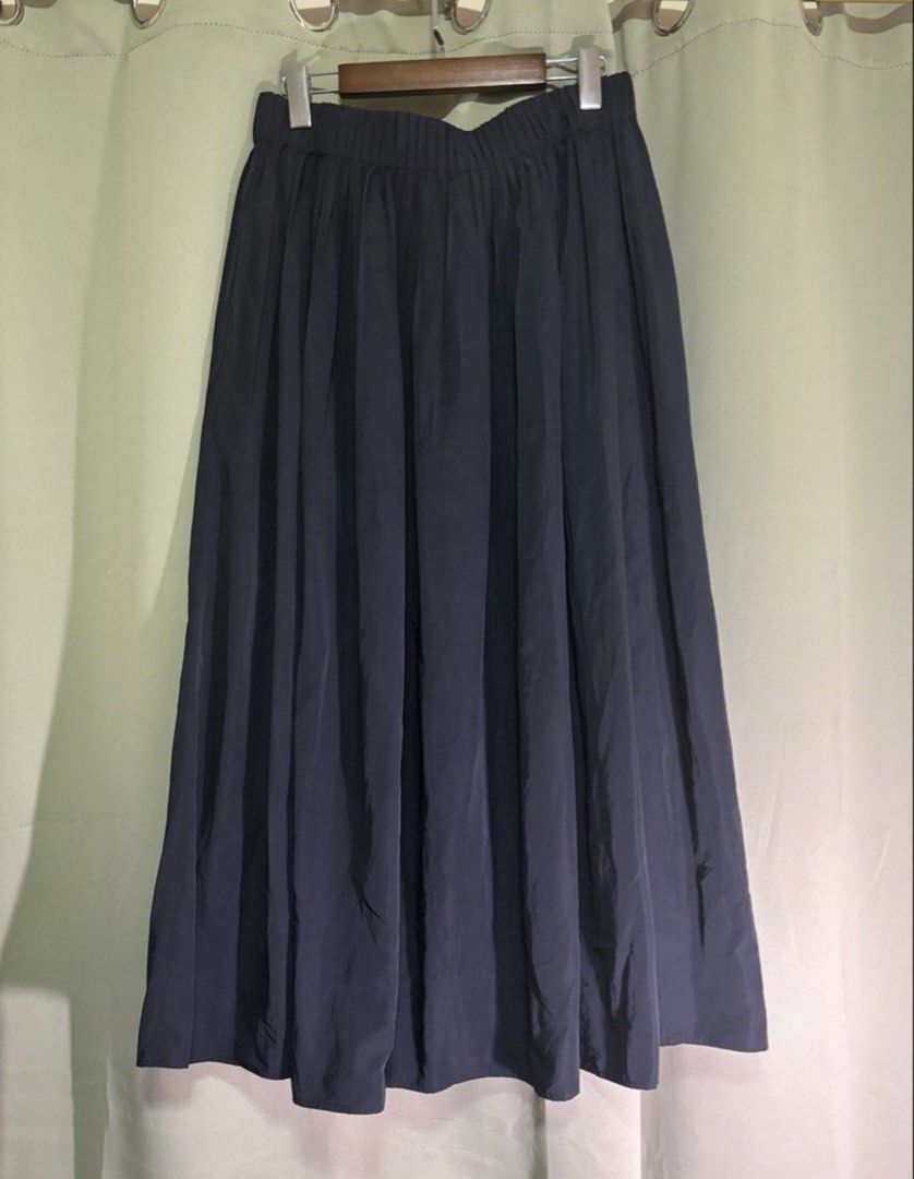 Uniqlo Pleated Black Skir (Category: Skirts) located in Manila. Submitted by ayan123456 (Listing ID 1444865092, Image 2). Description: L on tag.