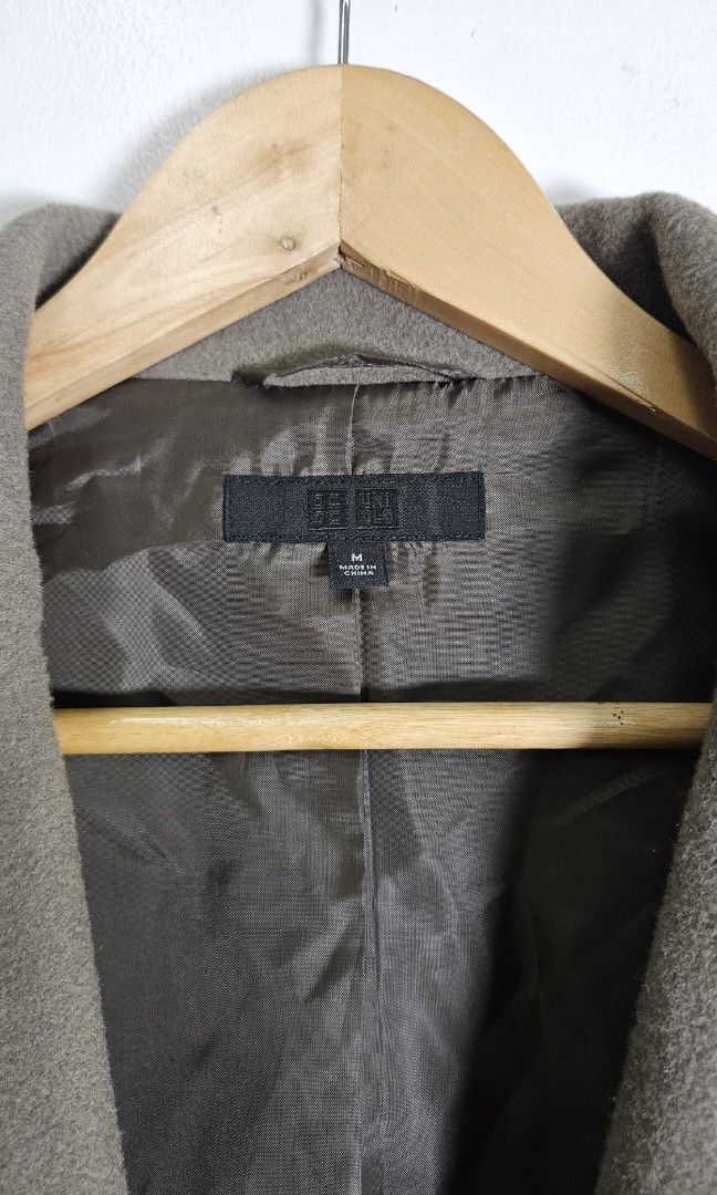 UNIQLO wool blend oversized tailored Chester coat (Category: Coats, Jackets and Outerwear) located in Alfonso. Submitted by jbcamet (Listing ID 1444975214, Image 2). Description: UNIQLO wool blend oversized tailored Chester coat size Medium still in excellent condition message for more details.