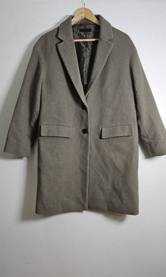 UNIQLO wool blend oversized tailored Chester coat (Category: Coats, Jackets and Outerwear) located in Alfonso. Submitted by jbcamet (Listing ID 1444975214, Image 1). Description: UNIQLO wool blend oversized tailored Chester coat size Medium still in excellent condition message for more details.