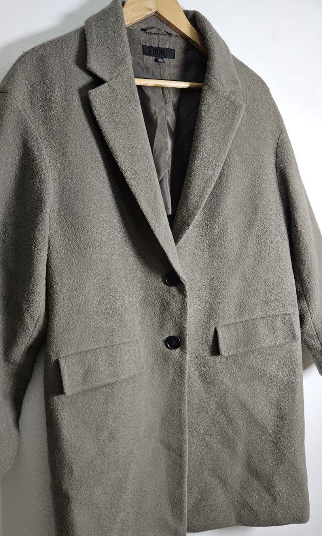 UNIQLO wool blend oversized tailored Chester coat (Category: Coats, Jackets and Outerwear) located in Alfonso. Submitted by jbcamet (Listing ID 1444975214, Image 3). Description: UNIQLO wool blend oversized tailored Chester coat size Medium still in excellent condition message for more details.