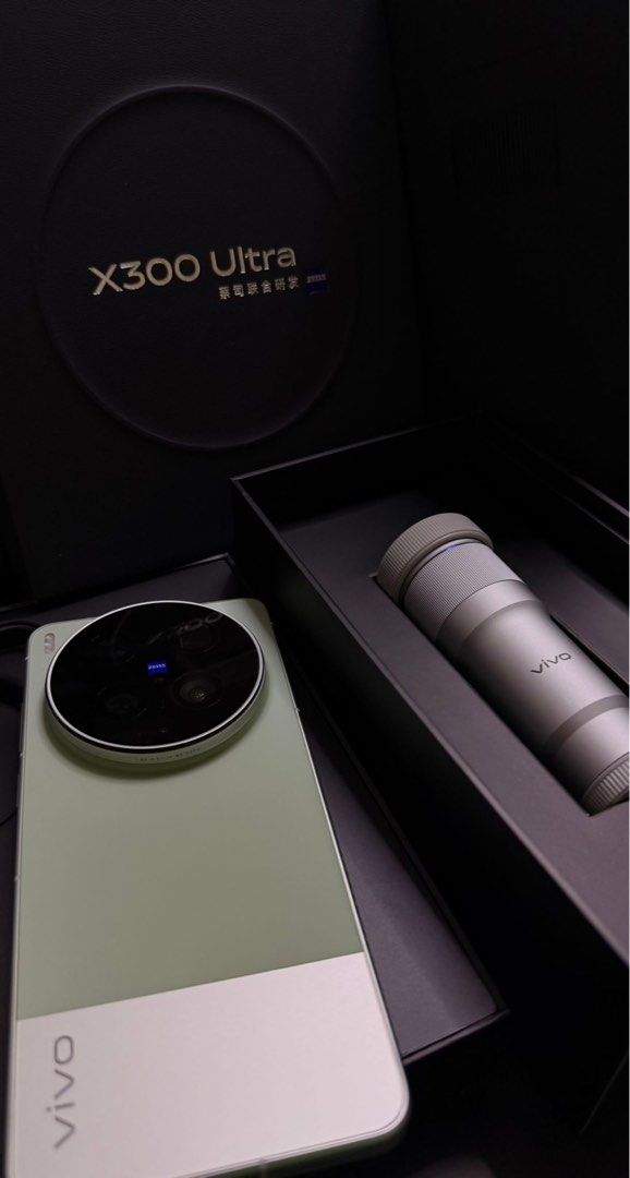 出租 演唱會神器 Vivo X300 Ultra （分類：Vivo）位於 Hong Kong。 由 luk67 提交（商品編號 1444913031，圖片 1）。簡介： 🇭🇰出租X300Ultra 512 GB + g2 200mm增距鏡 收費： HKD 280/day HKD 520/2days 租借3天以上 $230/day 租借物包括 1. Vivo X300 Ultra 2. G2 200mm 增距鏡 或G2 Ultra 400mm 增距鏡 租借期定義： 1 天租借:當日下午 3點起 至 翌日 中午1點 前還機。 可免費提前：前一晚 晚上7點後拎機 例如租借2號 最早可在1號晚上7點拎機，3號下午1點還機 →當租借一天 逾時交還當加租一日，即加收 HKD 280/日。 交收地點：地鐵荃灣線 詳細可dm查詢 一切費用及交收時間以dm為準 *落訂後先當作確認留位 按金 $8000 無需證件 如發現有任何損壞刮花 將按維修費用賠償 。