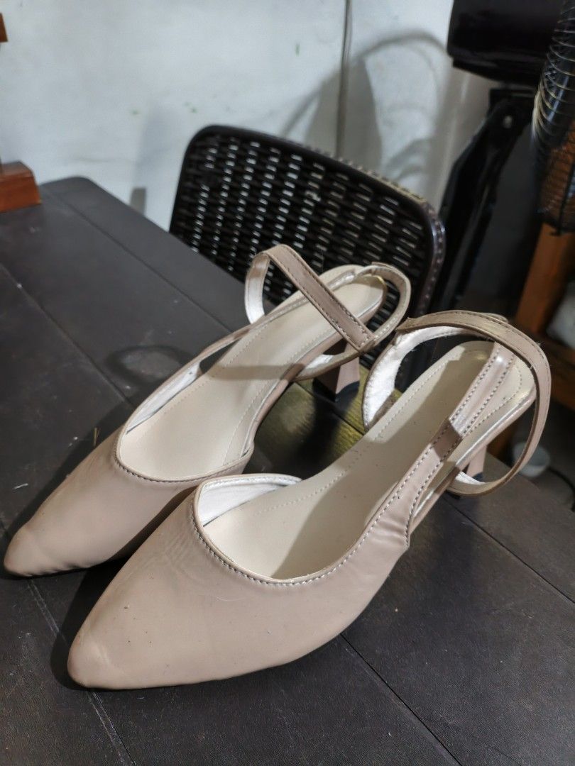 Women's Slingback Heels Size 40 (Category: Heels) located in Manila. Submitted by rylanne_312 (Listing ID 1444970114, Image 2). Description: - Nude slingback heels - Pointed toe design - Comfortable block heel - Size 40 - Perfect for casual or semi-formal outfits.