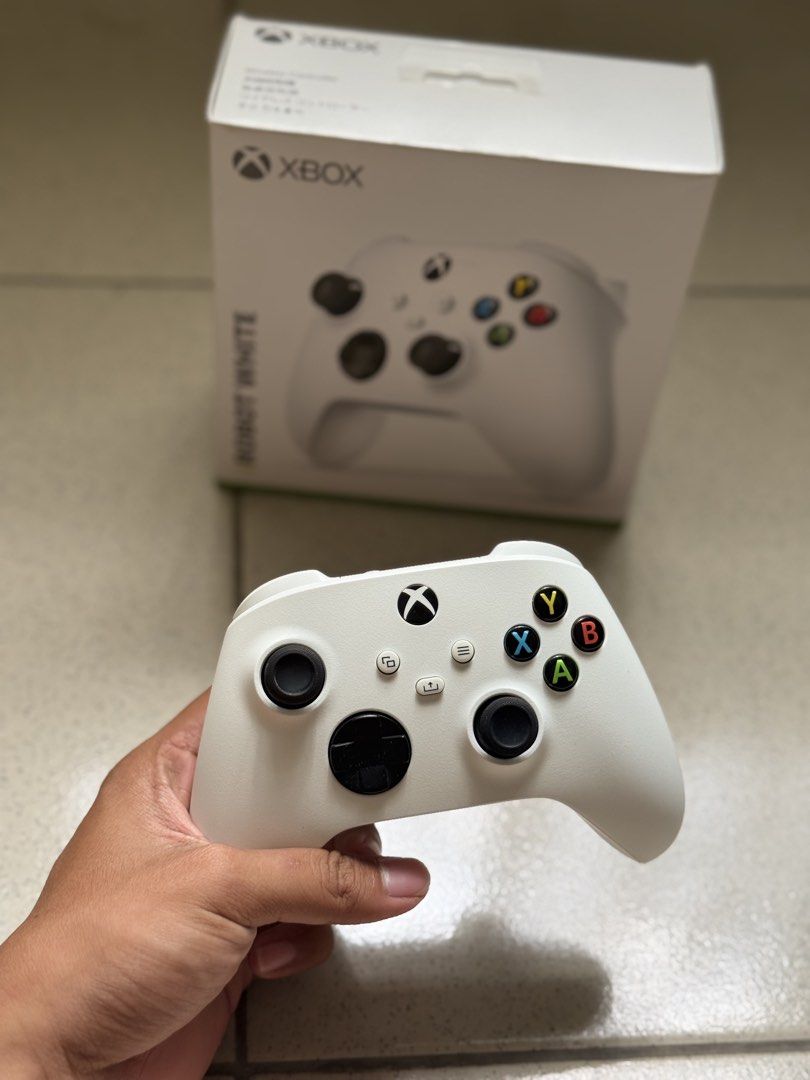 Xbox Wireless Controller - Robot White (Category: Controllers) located in Bongabon. Submitted by yvannee (Listing ID 1444915258, Image 2). Description: - Xbox Wireless Controller in Robot White - Includes original packaging - Compatible with Xbox and PC - Buttons and joysticks are clean - Ready for a new owner - Comes with rechargable battery Negotiable - No stick drift.