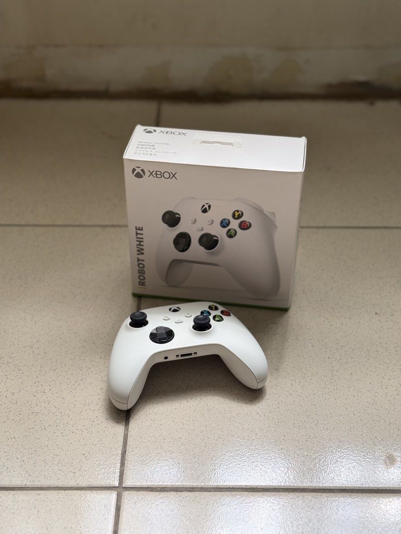 Xbox Wireless Controller - Robot White (Category: Controllers) located in Bongabon. Submitted by yvannee (Listing ID 1444915258, Image 3). Description: - Xbox Wireless Controller in Robot White - Includes original packaging - Compatible with Xbox and PC - Buttons and joysticks are clean - Ready for a new owner - Comes with rechargable battery Negotiable - No stick drift.
