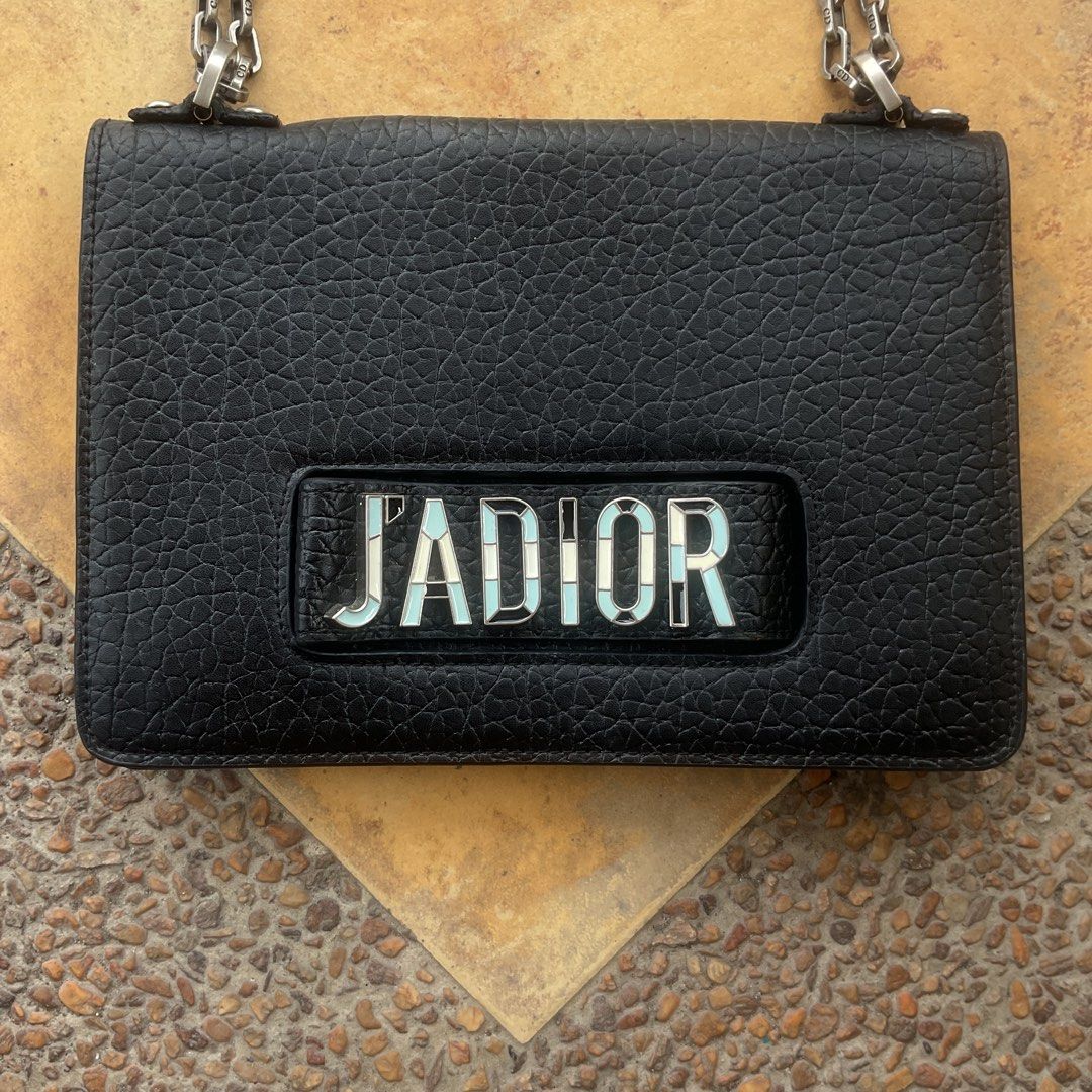dior handbag y2k (Category: Luxury Bags & Wallets) located in Bacolod City. Submitted by bathroomplug (Listing ID 1443366836, Image 2). Description: authentic 2,000$ bag 😩 missing screw needs repair .