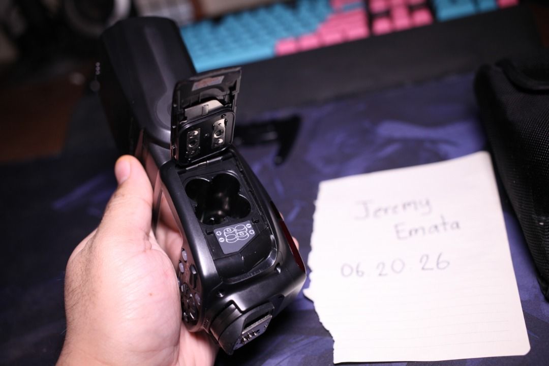 Yongnuo Speedlite YN600EX-RT II Camera Flash (Category: Cameras) located in Cainta. Submitted by technicallyrushing (Listing ID 1444924194, Image 3). Description: - Yongnuo Speedlite YN600EX-RT II - Compatible with Canon cameras - Includes flash unit, stand, and carrying pouch - Battery compartment is clean - Tested and confirmed working Yongnuo YN600EX-RT II Speedlite Inclusions: * Flash unit * Pouch * Stand Issues: * Single piece of rubber miss