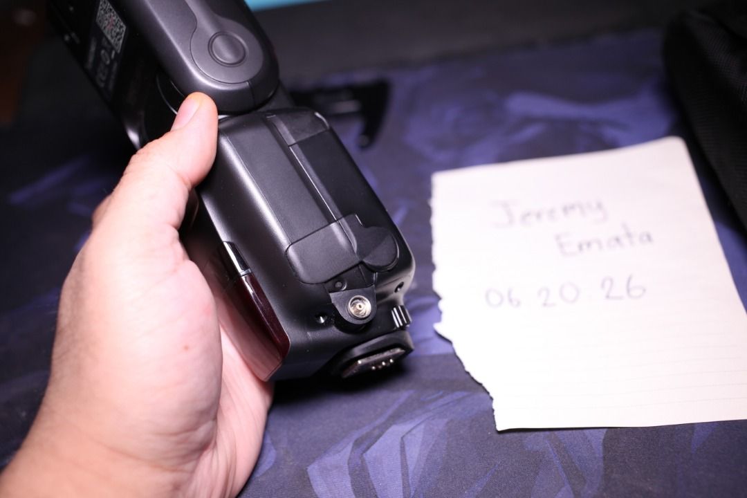 Yongnuo Speedlite YN600EX-RT II Camera Flash (Category: Cameras) located in Cainta. Submitted by technicallyrushing (Listing ID 1444924194, Image 2). Description: - Yongnuo Speedlite YN600EX-RT II - Compatible with Canon cameras - Includes flash unit, stand, and carrying pouch - Battery compartment is clean - Tested and confirmed working Yongnuo YN600EX-RT II Speedlite Inclusions: * Flash unit * Pouch * Stand Issues: * Single piece of rubber miss