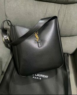 (Category: ) located in . Submitted by luxxechic (Listing ID 1443919514, Image 1). Description: .