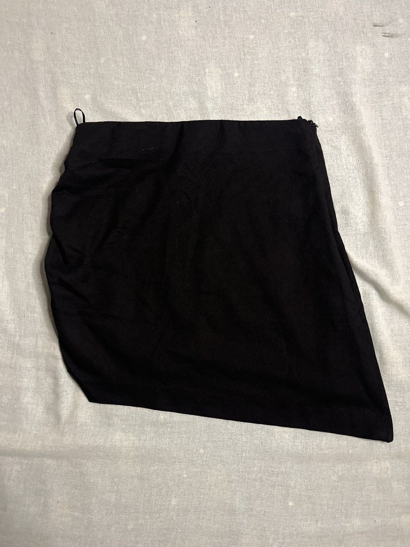 Zara Black Mini Skirt (Category: Skirts) located in Manila. Submitted by gabriyelo (Listing ID 1445028058, Image 3). Description: - Zara black mini skirt - Made in Turkey - Versatile and easy to style - Elasticated waistband for comfort - Dress up or down.