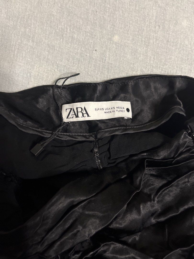 Zara Black Ruched Strapless Mini skirt (Category: Dresses) located in Manila. Submitted by gabriyelo (Listing ID 1445027796, Image 2). Description: - Zara black strapless mini dress - Size XS - Features all-over ruching for texture - Short length - Made in Turkey.