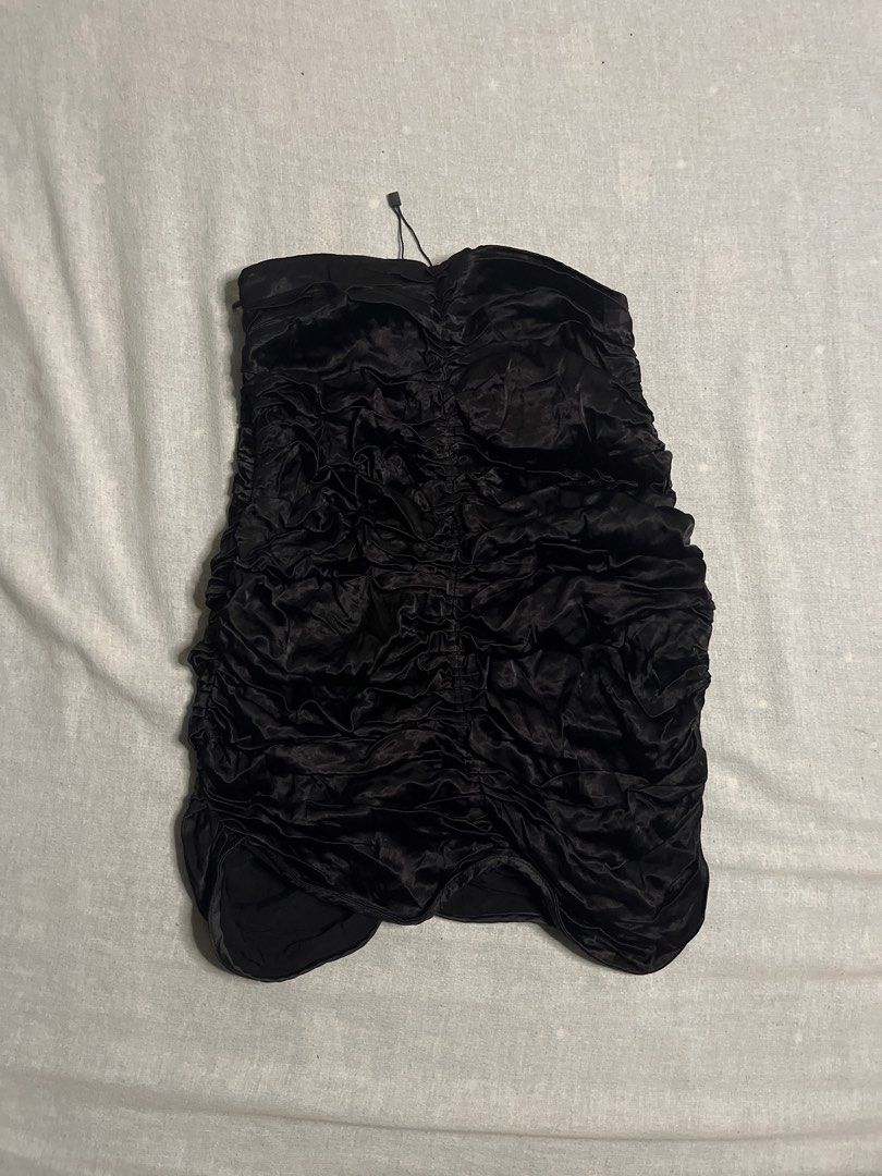 Zara Black Ruched Strapless Mini skirt (Category: Dresses) located in Manila. Submitted by gabriyelo (Listing ID 1445027796, Image 3). Description: - Zara black strapless mini dress - Size XS - Features all-over ruching for texture - Short length - Made in Turkey.