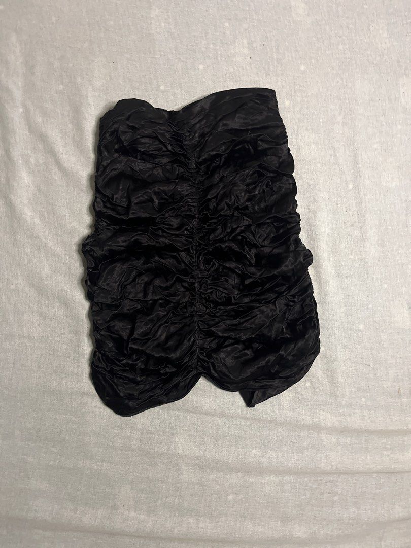 Zara Black Ruched Strapless Mini skirt (Category: Dresses) located in Manila. Submitted by gabriyelo (Listing ID 1445027796, Image 1). Description: - Zara black strapless mini dress - Size XS - Features all-over ruching for texture - Short length - Made in Turkey.