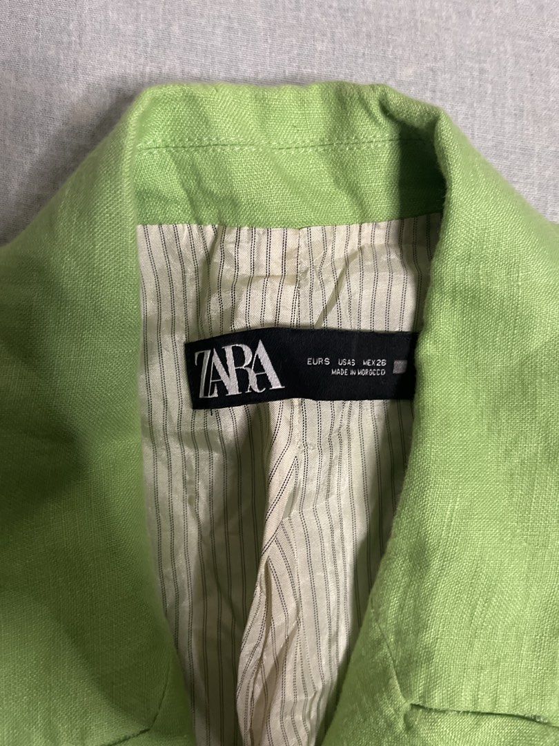 Zara Green Linen Blend Blazer (Category: Coats, Jackets and Outerwear) located in Manila. Submitted by gabriyelo (Listing ID 1445029623, Image 2). Description: - Bright green Zara blazer - Linen blend fabric - Estimated size XS/S - Classic, simple cut - Two front pockets - Button closure - Perfect for dressing up or down.