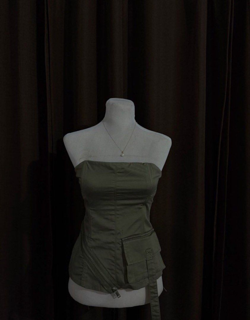 Zara Green Tube Top (Category: Sleeveless) located in Taguig. Submitted by celaenaaa (Listing ID 1444933279, Image 2). Description: Medium in tag Best fits s-m No issues Semi stretchable fabric Loc: BGC.