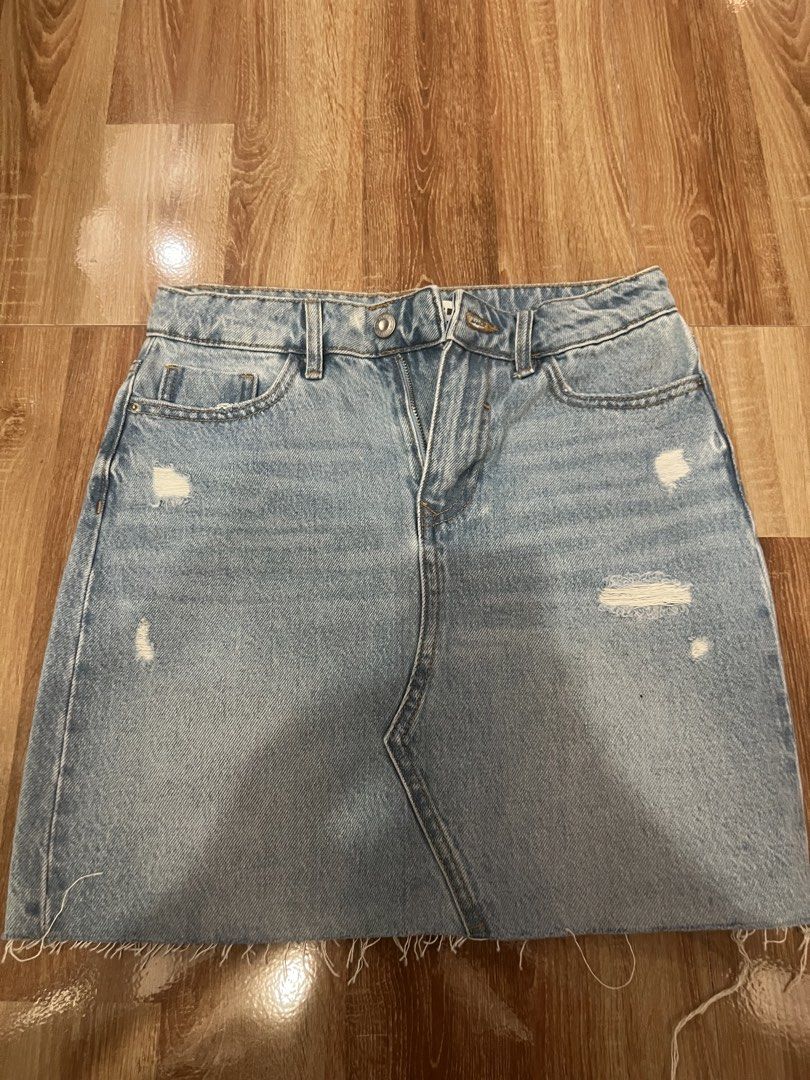 Zara Light Wash Distressed Denim Mini Skirt (Category: Skirts) located in Tarlac. Submitted by leyna_aa (Listing ID 1445012973, Image 1). Description: - Zara light wash denim mini skirt - Distressed details and raw hem - Classic 5-pocket styling - Button and zip closure - Made in Bangladesh - Ideal for casual outfits.