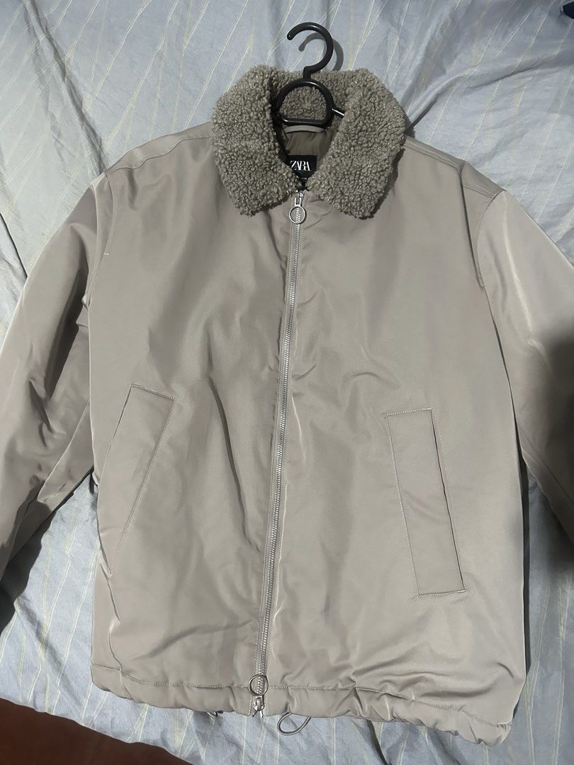 Zara Men's Padded Jacket with Sherpa Collar (Category: Coats, Jackets and Outerwear) located in Quezon City. Submitted by bart.anonuevo (Listing ID 1444892993, Image 1). Description: - Zara jacket in light beige - Size: Medium - Features warm quilted lining - Soft sherpa collar for extra comfort - Full zip front closure - Convenient pockets - Ideal for cooler weather Used only once on Hong Kong.