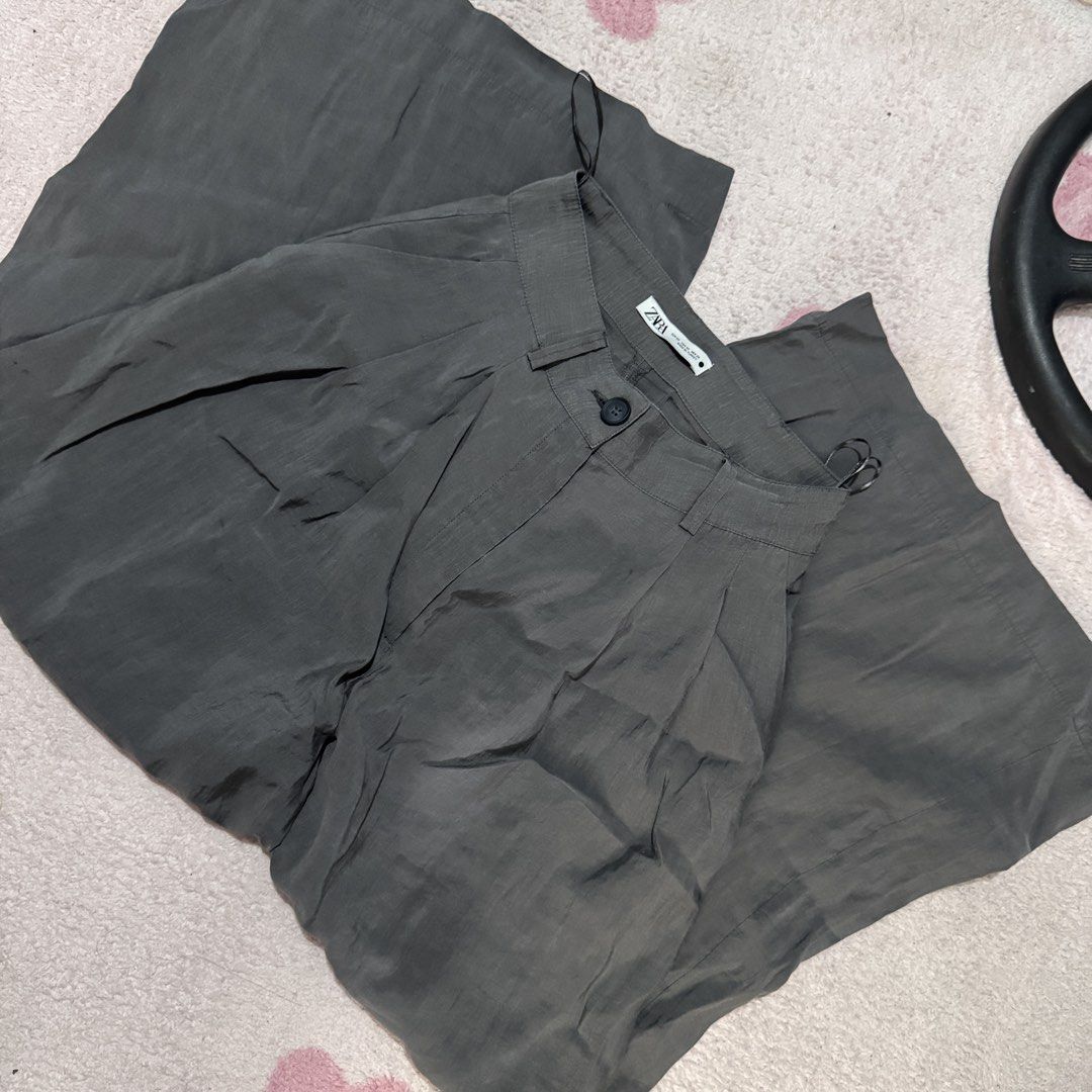 Zara Wide Leg Pleated Pants Grey (Category: Other Bottoms) located in Marikina City. Submitted by prelovedsms (Listing ID 1444905966, Image 1). Description: Zara grey wide leg pants. High waisted with pleats, belt loops, and button closure. Length: 39 inches Waist: 26 Height: 5’3 .