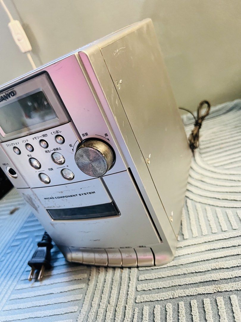 1500 (Category: Portable Music Players) located in Malolos. Submitted by afford.japan (Listing ID 1445050348, Image 3). Description: Sanyo DC-DA84(S) micro component system featuring a CD player and cassette deck.