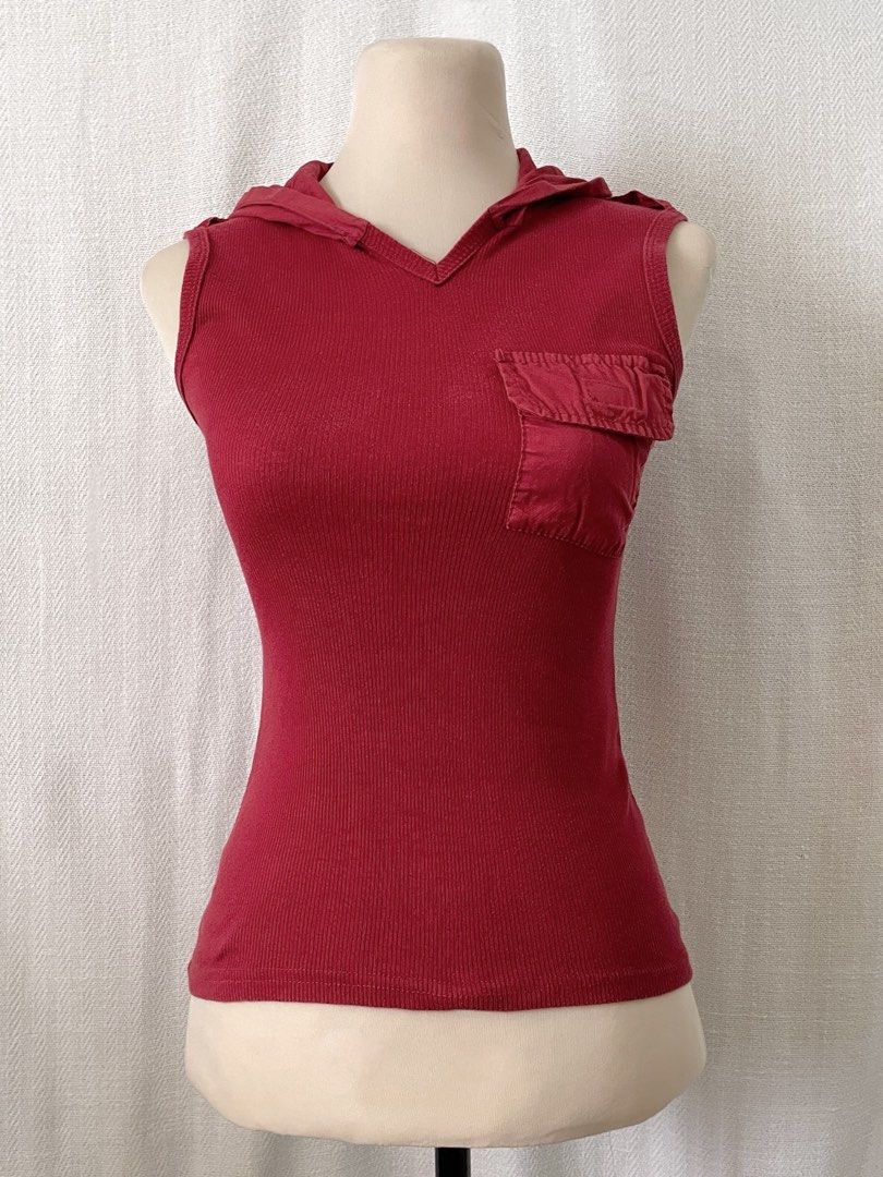 2000s Rolls Italy Red Hodded Ribbed Top (Category: Sleeveless) located in Quezon City. Submitted by mossimoss (Listing ID 1445101599, Image 3). Description: - stretchy chest 24 waist 21 length 22 flaws: none .