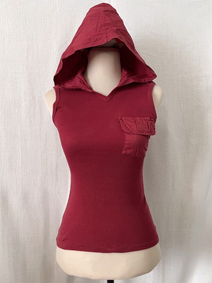 2000s Rolls Italy Red Hodded Ribbed Top (Category: Sleeveless) located in Quezon City. Submitted by mossimoss (Listing ID 1445101599, Image 2). Description: - stretchy chest 24 waist 21 length 22 flaws: none .