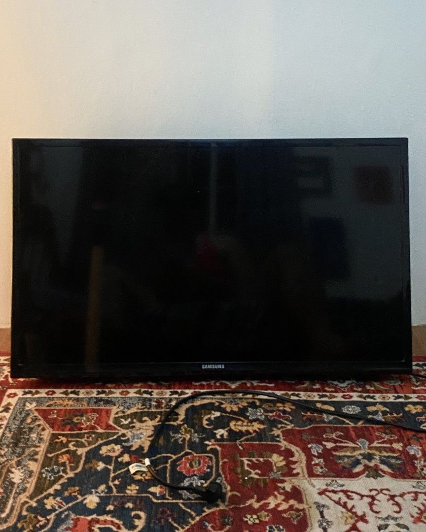 Samsung TV (Category: TV) located in Manila. Submitted by kdclutter (Listing ID 1445223852, Image 1). Description: Samsung 32-inch Non-Smart LED Television - Model: UA32FH4003R - Screen Size: 32 inches - Resolution: HD Ready (1366 x 768 pixels) - Speaker Output: 10 W - Connectivity: HDMI and USB ports for connecting set-top boxes, media drives, and external devices - Smart Capabilities: None (WiFi not built-in) - Issue: 1 Minor Bright Spot on Lef