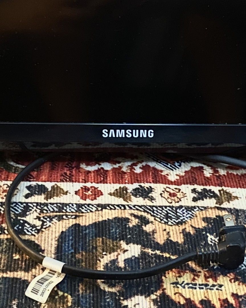 Samsung TV (Category: TV) located in Manila. Submitted by kdclutter (Listing ID 1445223852, Image 2). Description: Samsung 32-inch Non-Smart LED Television - Model: UA32FH4003R - Screen Size: 32 inches - Resolution: HD Ready (1366 x 768 pixels) - Speaker Output: 10 W - Connectivity: HDMI and USB ports for connecting set-top boxes, media drives, and external devices - Smart Capabilities: None (WiFi not built-in) - Issue: 1 Minor Bright Spot on Lef