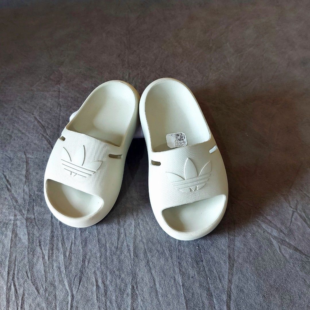 Adidas slides for kids (Category: Babies & Kids Fashion) located in La Trinidad. Submitted by marksols (Listing ID 1445204896, Image 2). Description: .