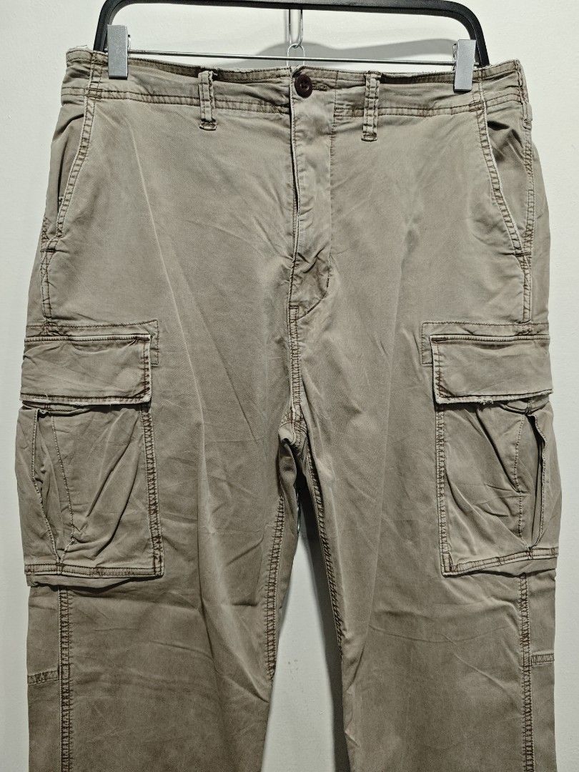 American Eagle Flex Cargo Pants (Category: Jeans) located in Bulacan. Submitted by pzj_thrift (Listing ID 1445207728, Image 3). Description: L 38 W 34 Leg opening 7 Condition 9/10 Color rate 9/10 No Issue.