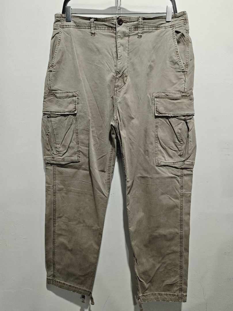 American Eagle Flex Cargo Pants (Category: Jeans) located in Bulacan. Submitted by pzj_thrift (Listing ID 1445207728, Image 1). Description: L 38 W 34 Leg opening 7 Condition 9/10 Color rate 9/10 No Issue.