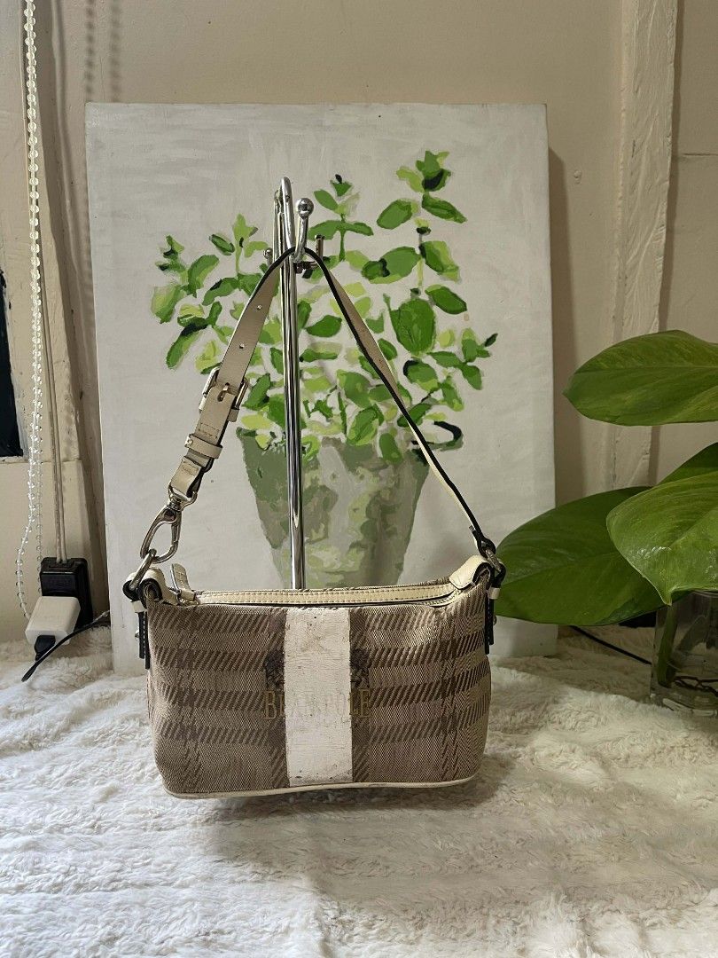 Beanpole Plaid Shoulder kilikili Bag (Category: Shoulder Bags) located in Naawan. Submitted by twilly.apparel2 (Listing ID 1445110442, Image 1). Description: - issue sign of use, front na may white print Cute plaid shoulder bag - Features white stripe with Blanpole logo - Adjustable leather strap - Zipper closure - Ideal for everyday use - Shows some signs of wear on the white stripe.