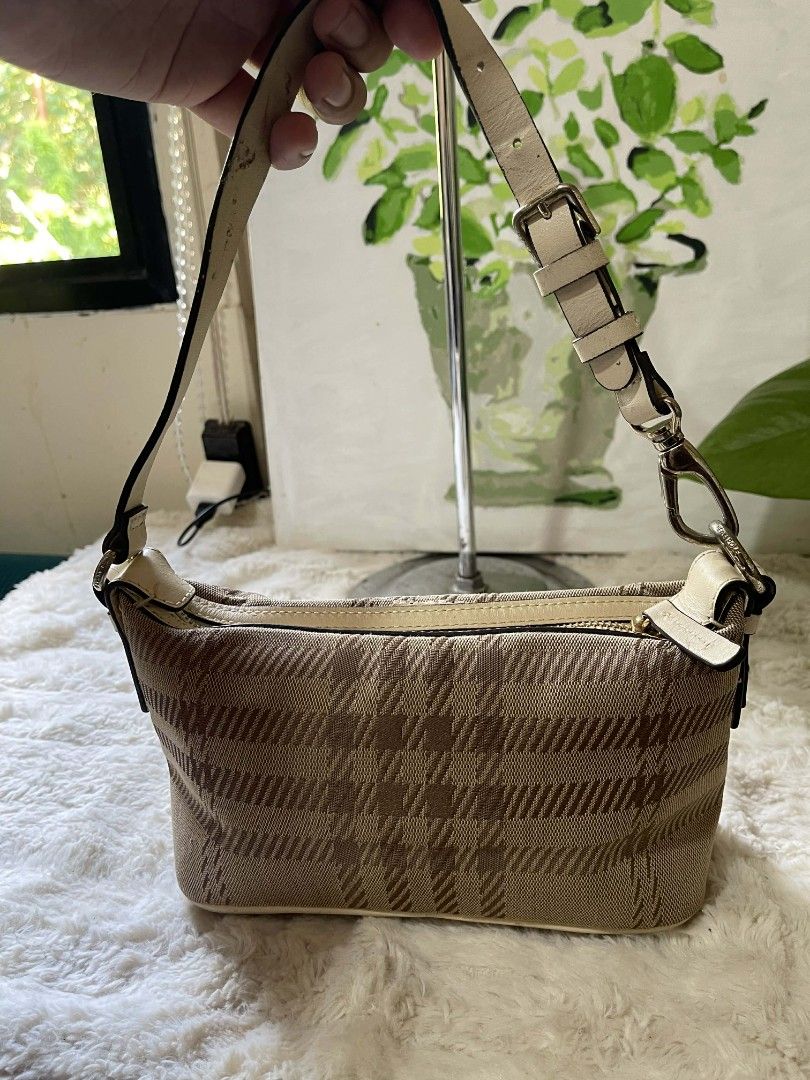 Beanpole Plaid Shoulder kilikili Bag (Category: Shoulder Bags) located in Naawan. Submitted by twilly.apparel2 (Listing ID 1445110442, Image 2). Description: - issue sign of use, front na may white print Cute plaid shoulder bag - Features white stripe with Blanpole logo - Adjustable leather strap - Zipper closure - Ideal for everyday use - Shows some signs of wear on the white stripe.