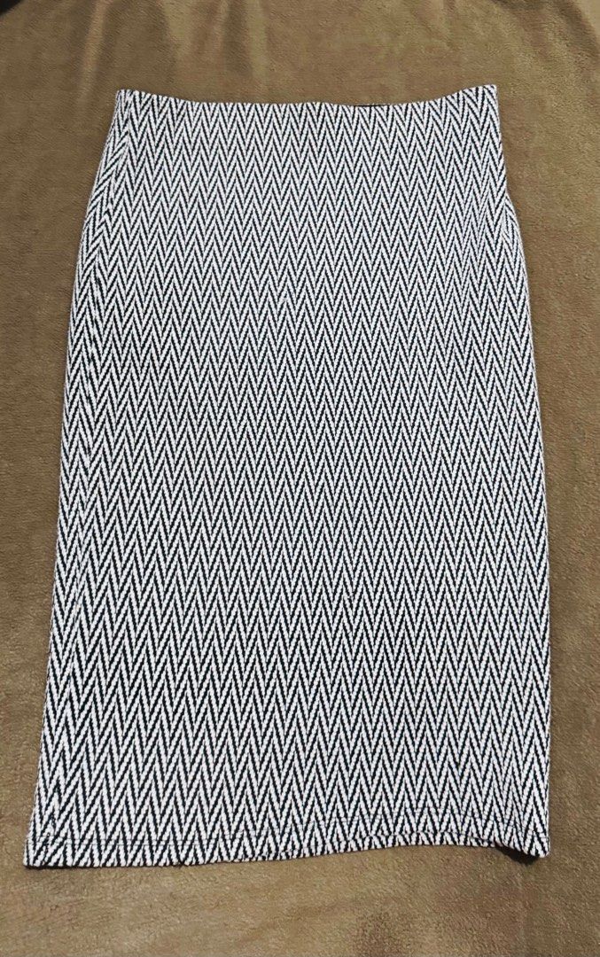 Bershka Black & White Zigzag Pattern Pencil Skirt (Category: Skirts) located in Taguig. Submitted by misstangerine (Listing ID 1445165547, Image 1). Description: - Bershka black and white zigzag pattern skirt - Waist: 26-28 inches - Length: 22.5 inches - Comfortable elastic waistband - Knee-length pencil style - Versatile for work or casual outfits - Easy to pair with various tops.