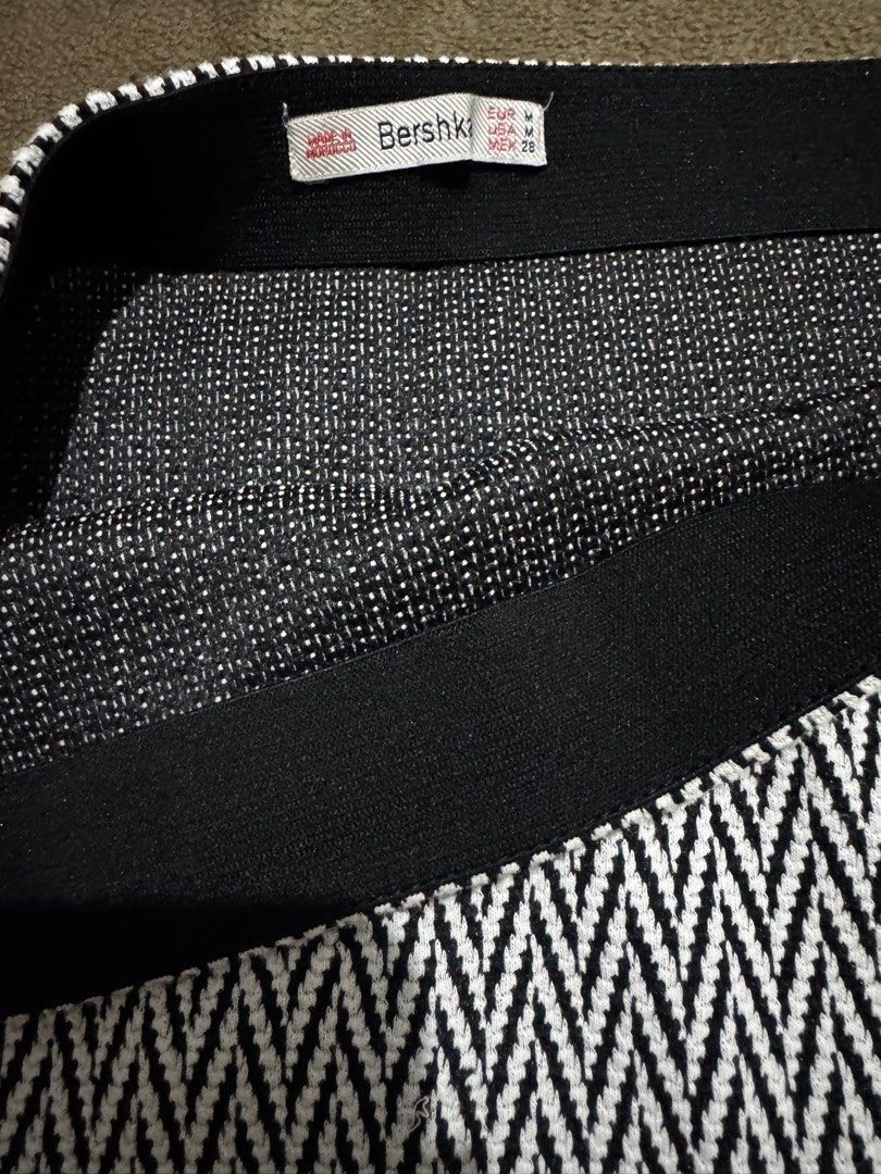 Bershka Black & White Zigzag Pattern Pencil Skirt (Category: Skirts) located in Taguig. Submitted by misstangerine (Listing ID 1445165547, Image 2). Description: - Bershka black and white zigzag pattern skirt - Waist: 26-28 inches - Length: 22.5 inches - Comfortable elastic waistband - Knee-length pencil style - Versatile for work or casual outfits - Easy to pair with various tops.