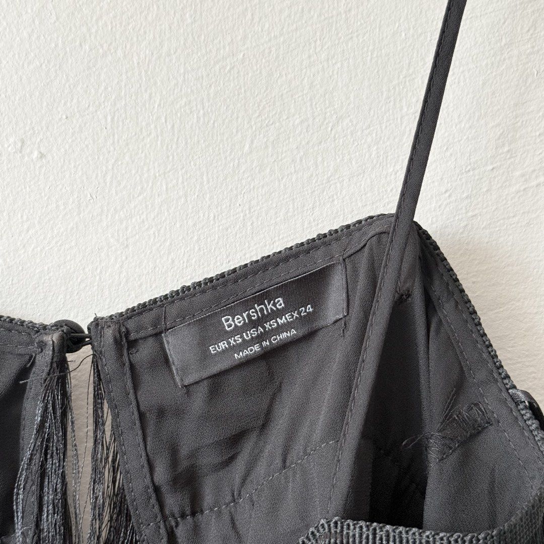 Bershka Fringe Top (Category: Others Tops) located in Antipolo. Submitted by rosywardrobe (Listing ID 1445136561, Image 2). Description: 🎀 MAKE READING A HABIT 🎀 • No order form, no reservation! • Strictly 1 day reservation • Payment first before order processing • No return, No exchange • Don’t make an offer if you’re not 100% sure • No shipping every weekends — PAYMENT CHANNELS — • GCash • Gotyme • Maya • BDO • BPI • Unionbank — DELIVERY METH