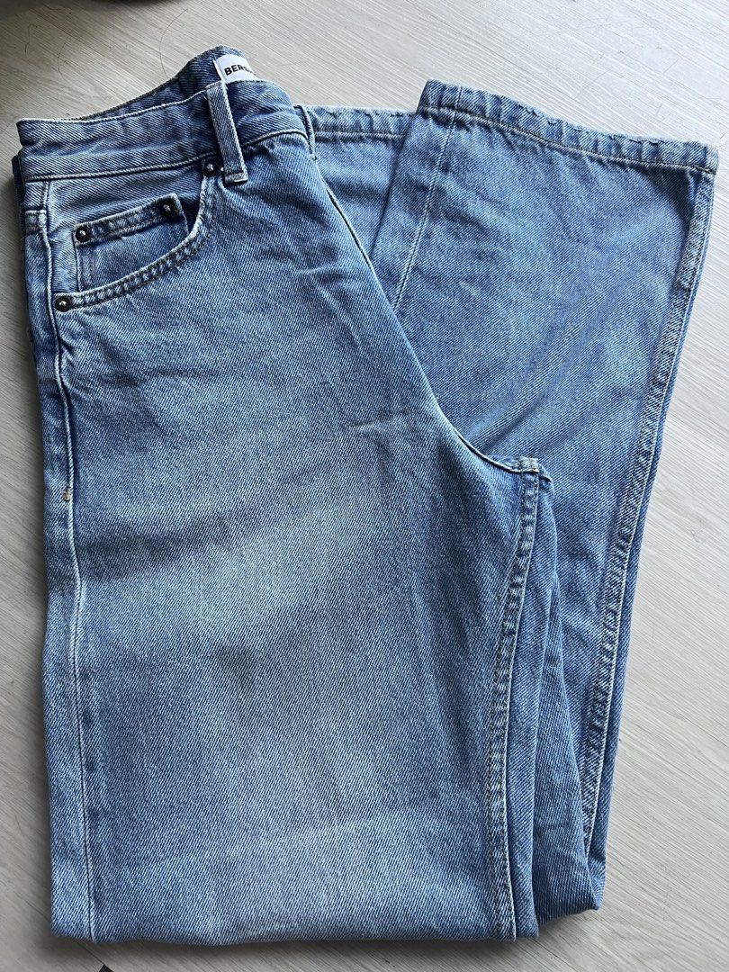 Bershka Light Wash Denim Jeans (Category: Jeans) located in Paranaque City. Submitted by iyansloveditems (Listing ID 1445125887, Image 1). Description: - bershka; straight leg jeans or wide - size: EUR 32 / USA 27 / MEX 26 - with classic five-pocket styling, button and zip closure, all in good condition sure buyer can negotiate the price :).