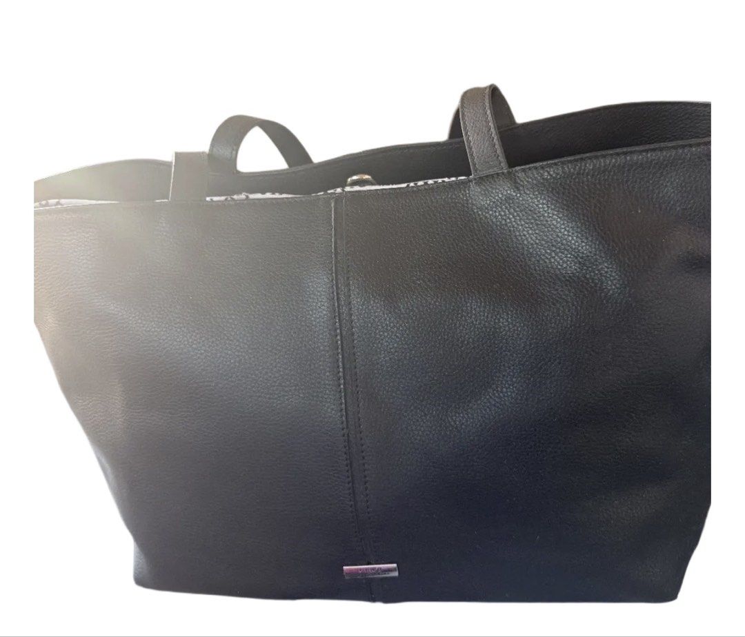 Black Leather Tote Bag (Category: Tote Bags) located in Bombon. Submitted by macandmiller (Listing ID 1445183772, Image 1). Description: Fino Local brand Bought for 12k Rfs: declutterjng.