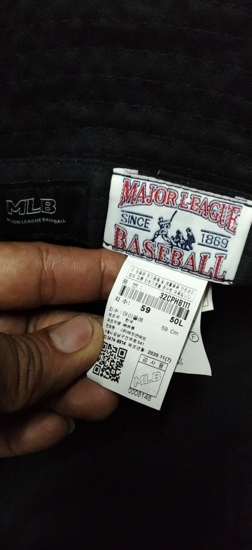 Black New York Yankees MLB Bucket Hat (Category: Caps & Hats) located in Paranaque City. Submitted by michael-08 (Listing ID 1445104357, Image 2). Description: - Classic black bucket hat - Features embroidered New York Yankees logo - MLB official merchandise - Comfortable and stylish for everyday wear - One size fits most - Ideal for sunny days or adding a sporty vibe walang issue bagong bago original MLB YANKEES .ganda ng pag ka WAWAY nya authen
