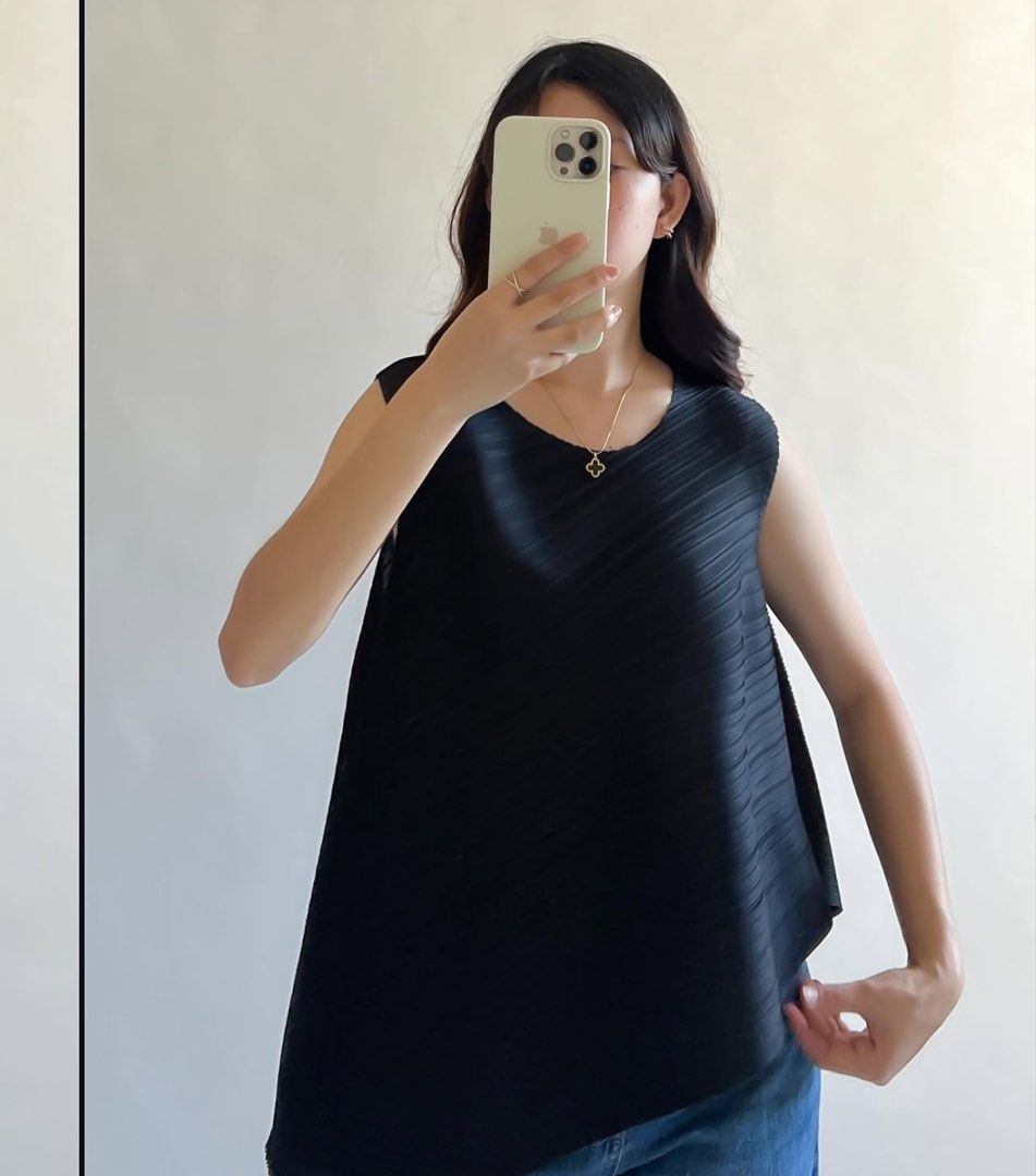 Black Pleated Asymmetrical Sleeveless Top (Category: Sleeveless) located in Taguig. Submitted by barbequeIU (Listing ID 1445054086, Image 2). Description: - Black sleeveless top - Unique pleated texture - Asymmetrical, draping hemline - Versatile: easy to style with jeans or skirts - Suitable for casual outings or dressing up.