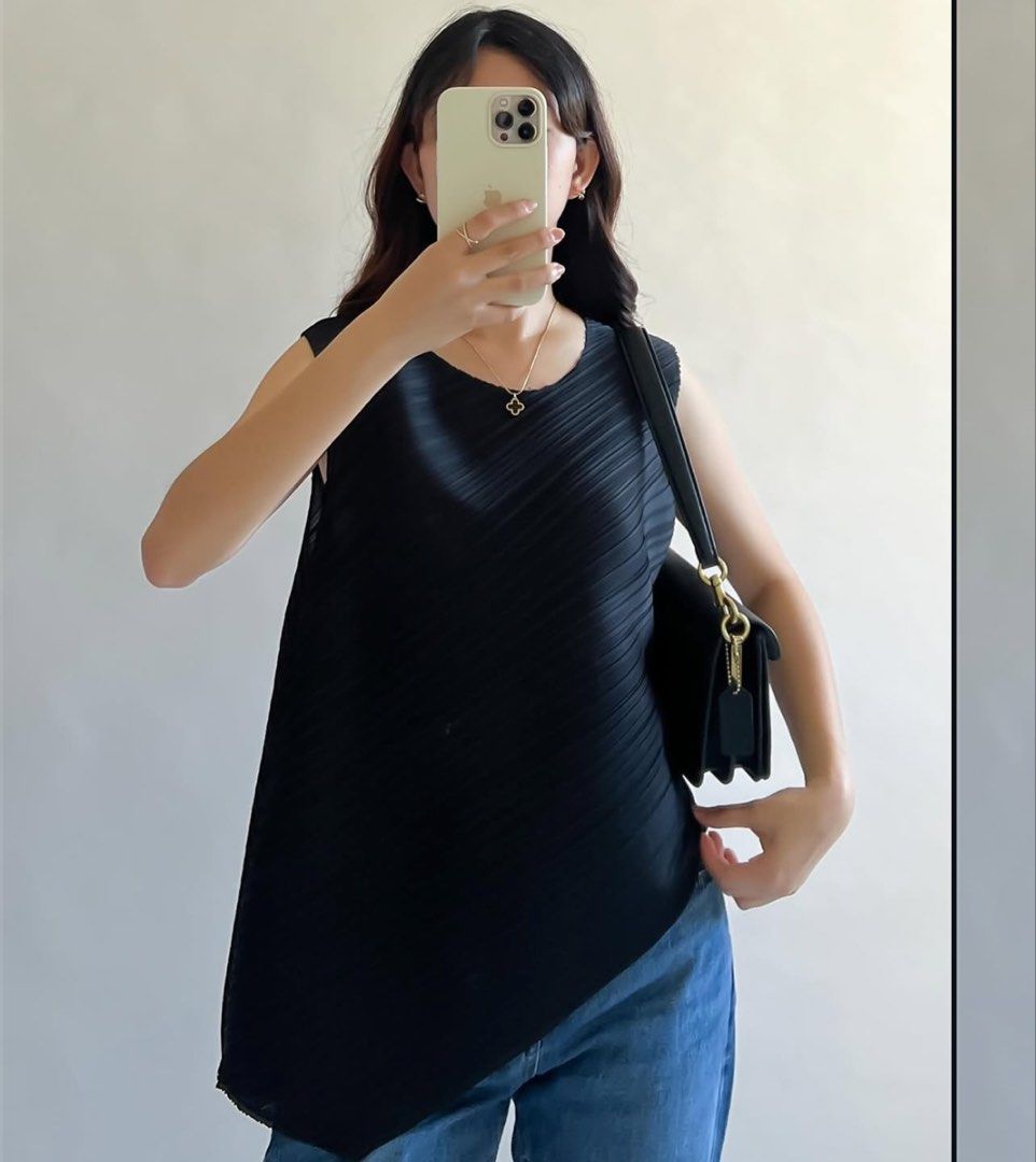 Black Pleated Asymmetrical Sleeveless Top (Category: Sleeveless) located in Taguig. Submitted by barbequeIU (Listing ID 1445054086, Image 3). Description: - Black sleeveless top - Unique pleated texture - Asymmetrical, draping hemline - Versatile: easy to style with jeans or skirts - Suitable for casual outings or dressing up.