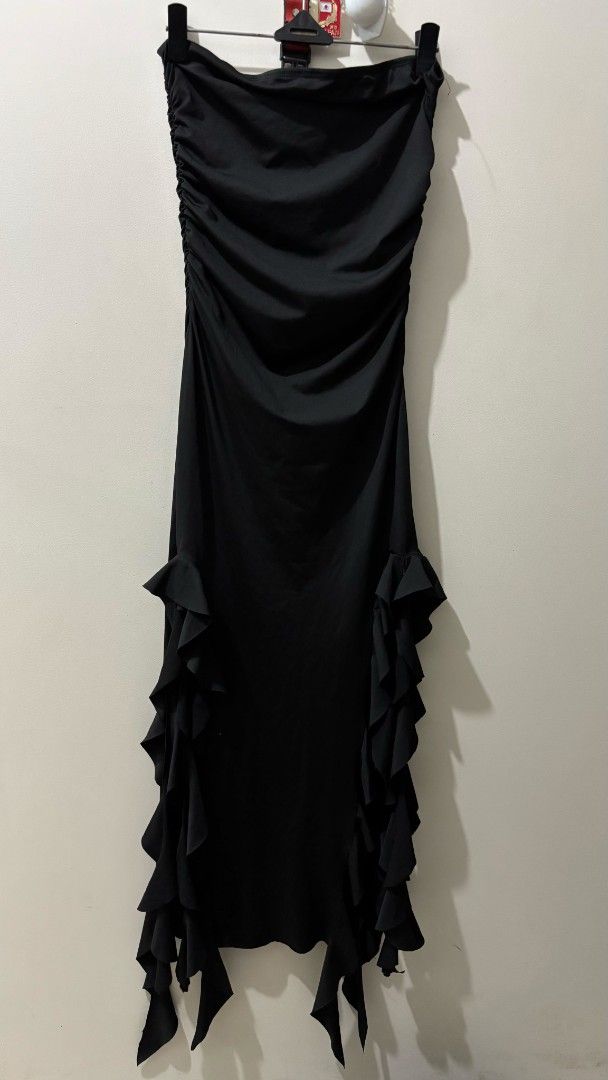 Black Strapless Ruched Maxi Dress with Ruffles (Category: Dresses) located in Manila. Submitted by carebear.moon (Listing ID 1445209652, Image 2). Description: Used only once. Selling at a low price to declutter. Get more items for discount. If I don't reply in chat, kindly text me so I know you are interested. Loc: Malate, Manila MOP: Gcash, BPI or Maribank MOD: Lalamove No meetups.