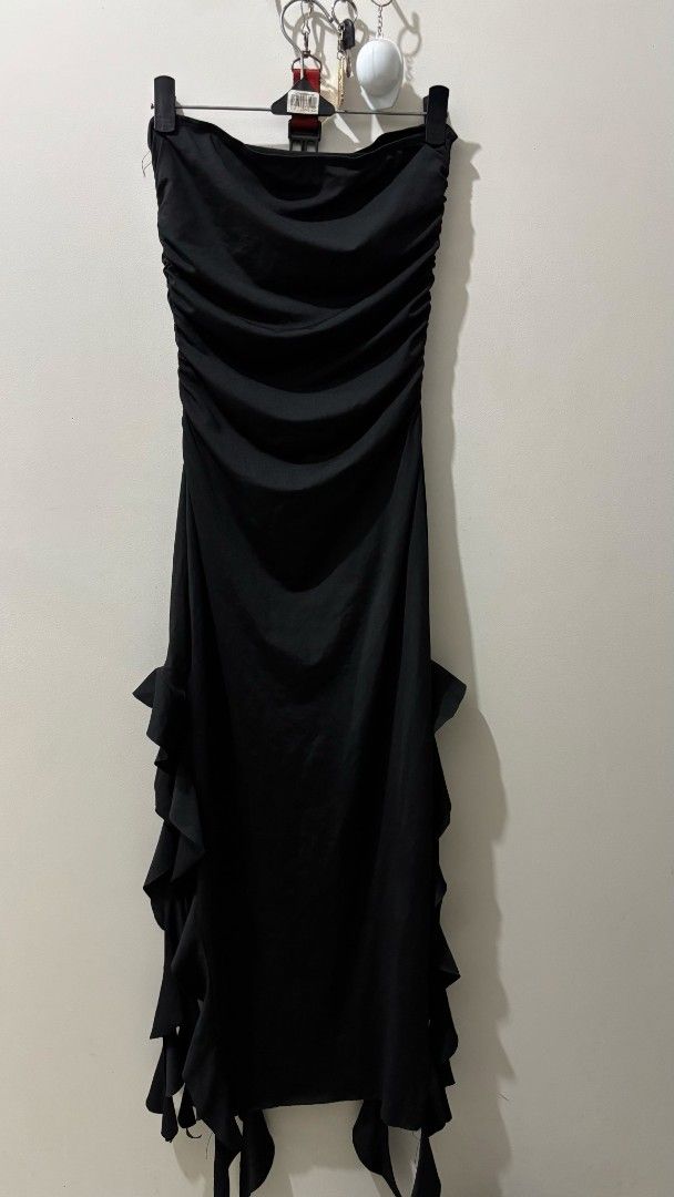 Black Strapless Ruched Maxi Dress with Ruffles (Category: Dresses) located in Manila. Submitted by carebear.moon (Listing ID 1445209652, Image 3). Description: Used only once. Selling at a low price to declutter. Get more items for discount. If I don't reply in chat, kindly text me so I know you are interested. Loc: Malate, Manila MOP: Gcash, BPI or Maribank MOD: Lalamove No meetups.